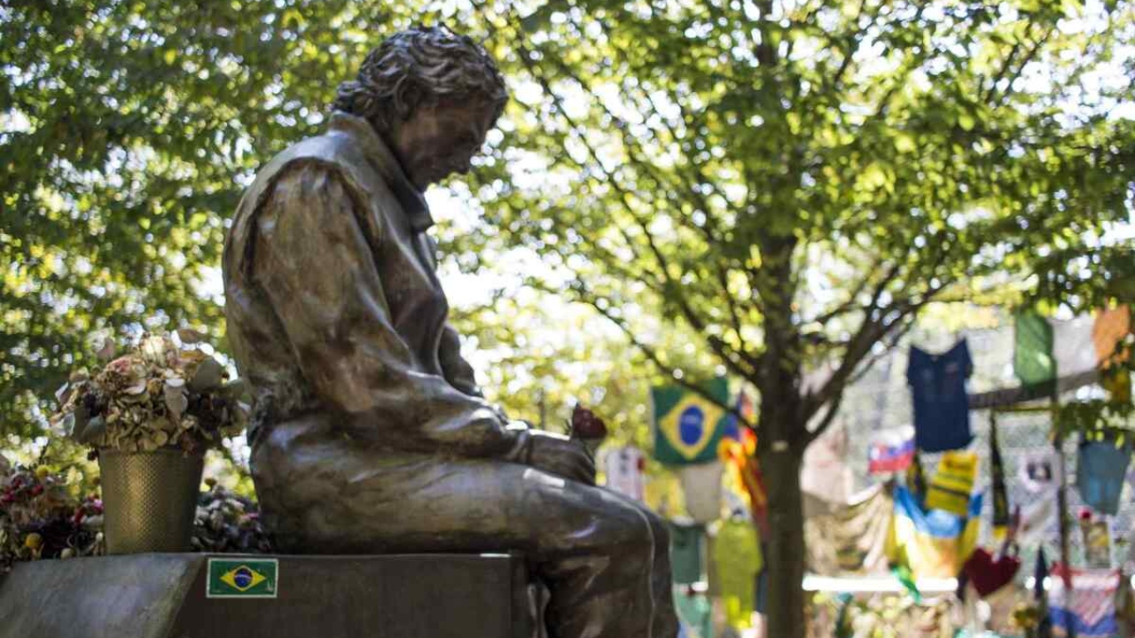 Em Ímola, fãs se reúnem e prestam homenagens em estátua de Ayrton Senna