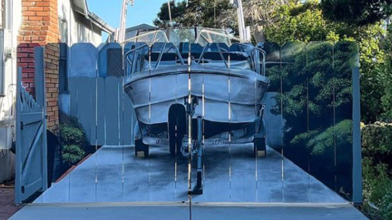 Homem tem solução criativa após ser obrigado a esconder barco na entrada de casa, veja!