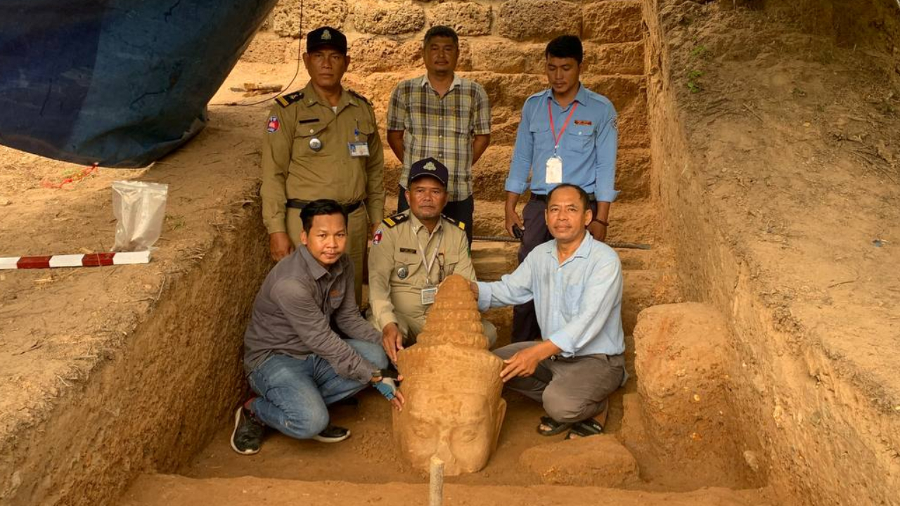Arqueólogos encontram cabeça perdida de deus Deva no Camboja