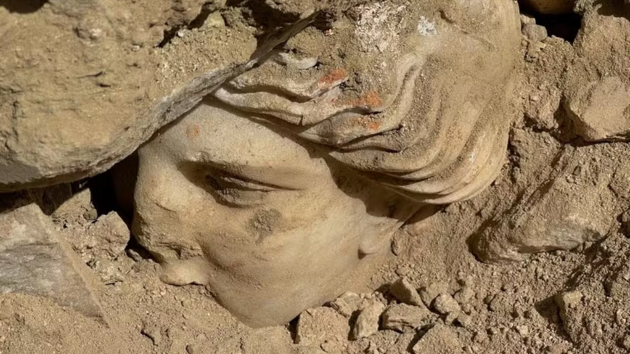 Cabeça de estátua da deusa da saúde com mais de 2 mil anos é encontrada na Turquia