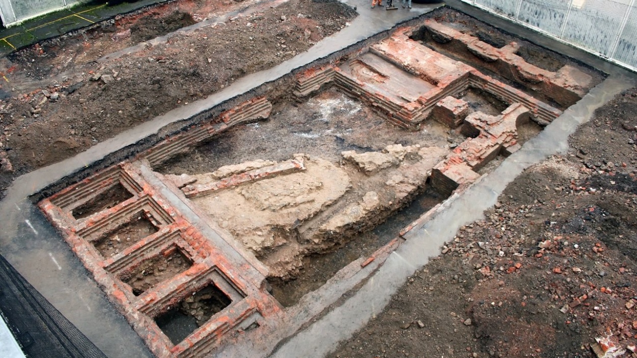 Vestígios do castelo medieval de Gloucester do século 13 são encontrados na Inglaterra