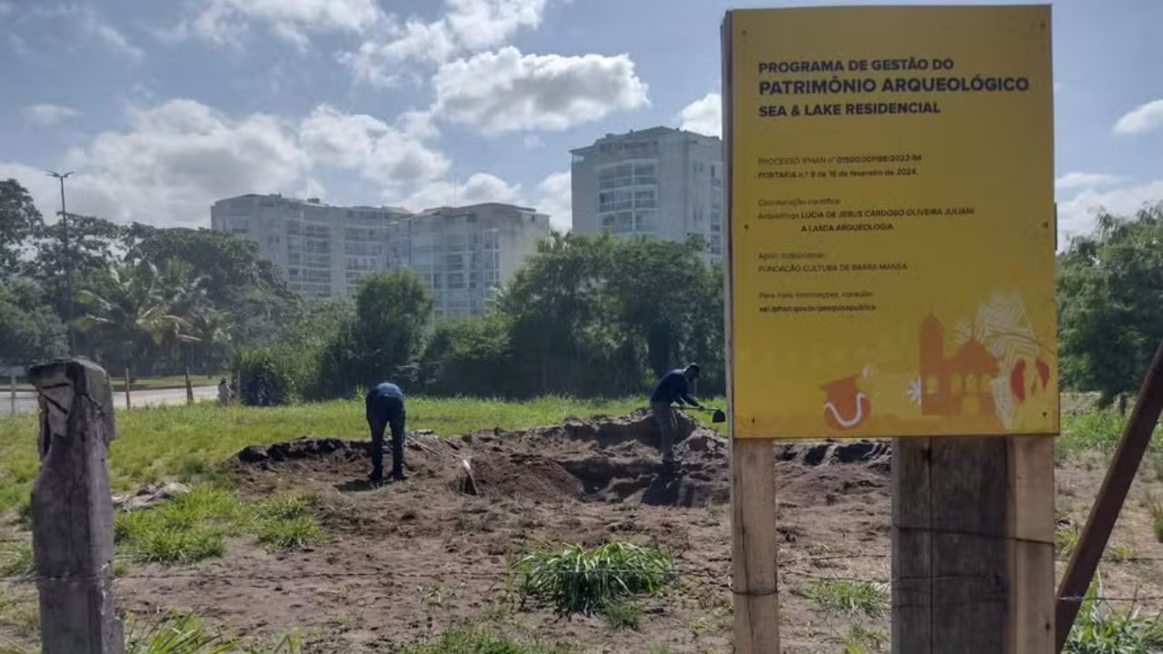 Ossada encontrada em sambaqui no Rio de Janeiro é analisada por arqueólogos