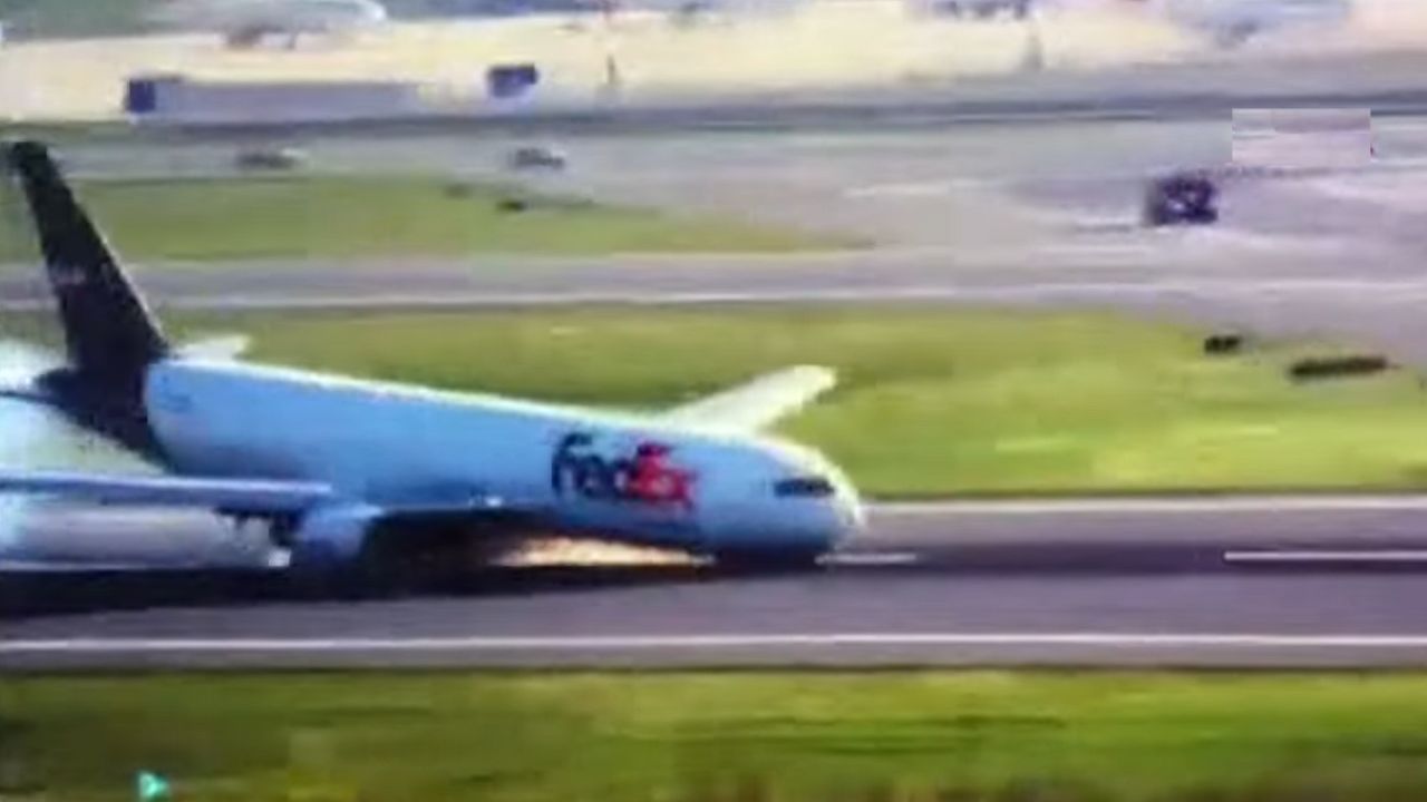 Avião faz ‘pouso de barriga’ após falha no sistema de trem de pouso em Istambul