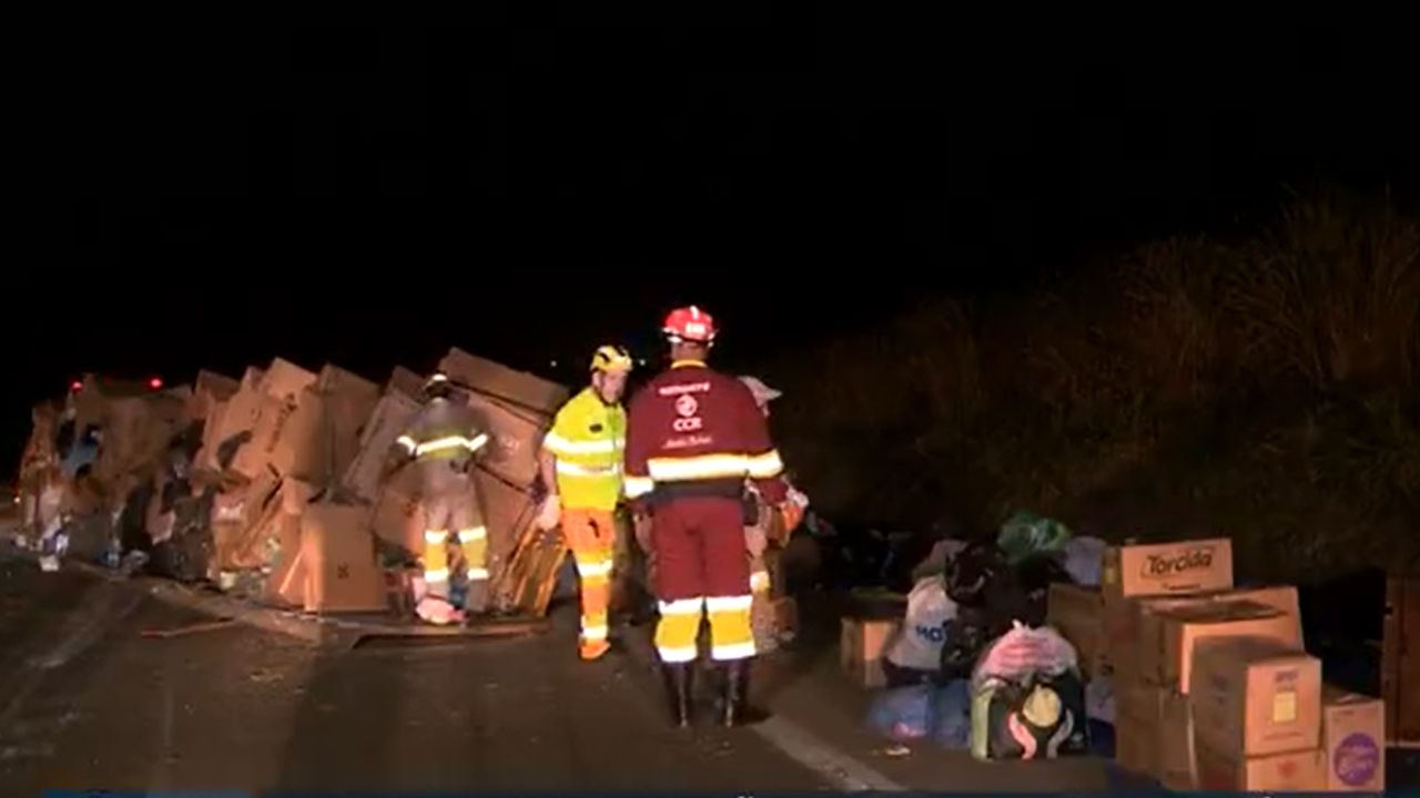 Carreta dos Correios com doações para o Rio Grande do Sul tomba no interior de São Paulo