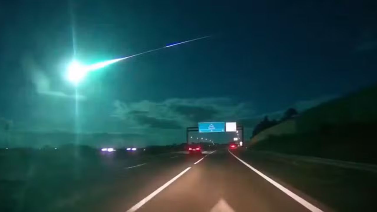 Clarão azul: Meteoro é avistado cruzando os céus de Portugal