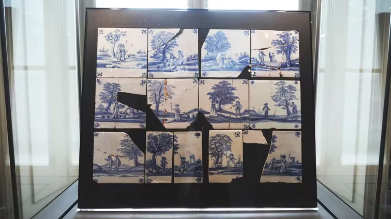 Homem devolve azulejos do século 17 por correio a museu pouco antes de morrer