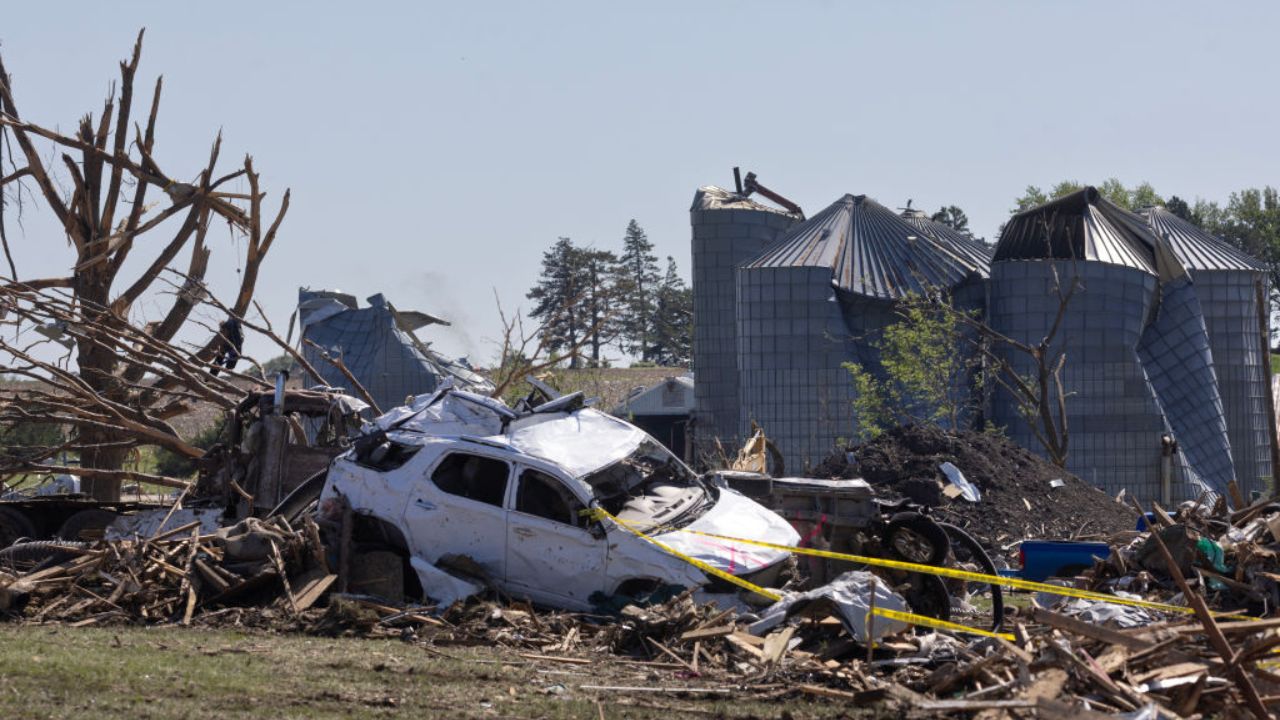 Passagem de tornado deixa rastro de destruição e 5 mortos em Iowa, nos EUA