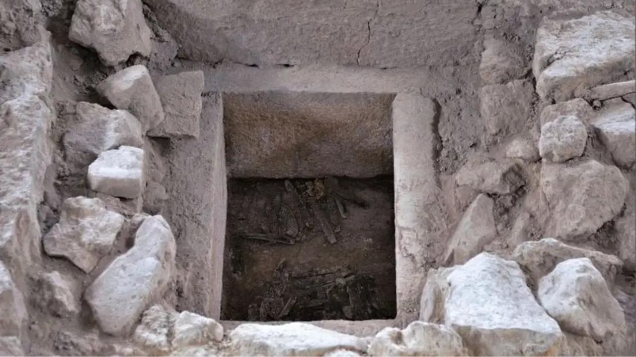 Caixa de pedra contendo 59 artefatos é encontrada em templo de Tlatelolco, no México