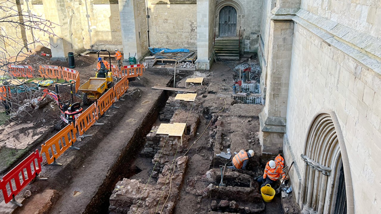 Fortaleza legionária romana é descoberta ao lado de catedral na Inglaterra