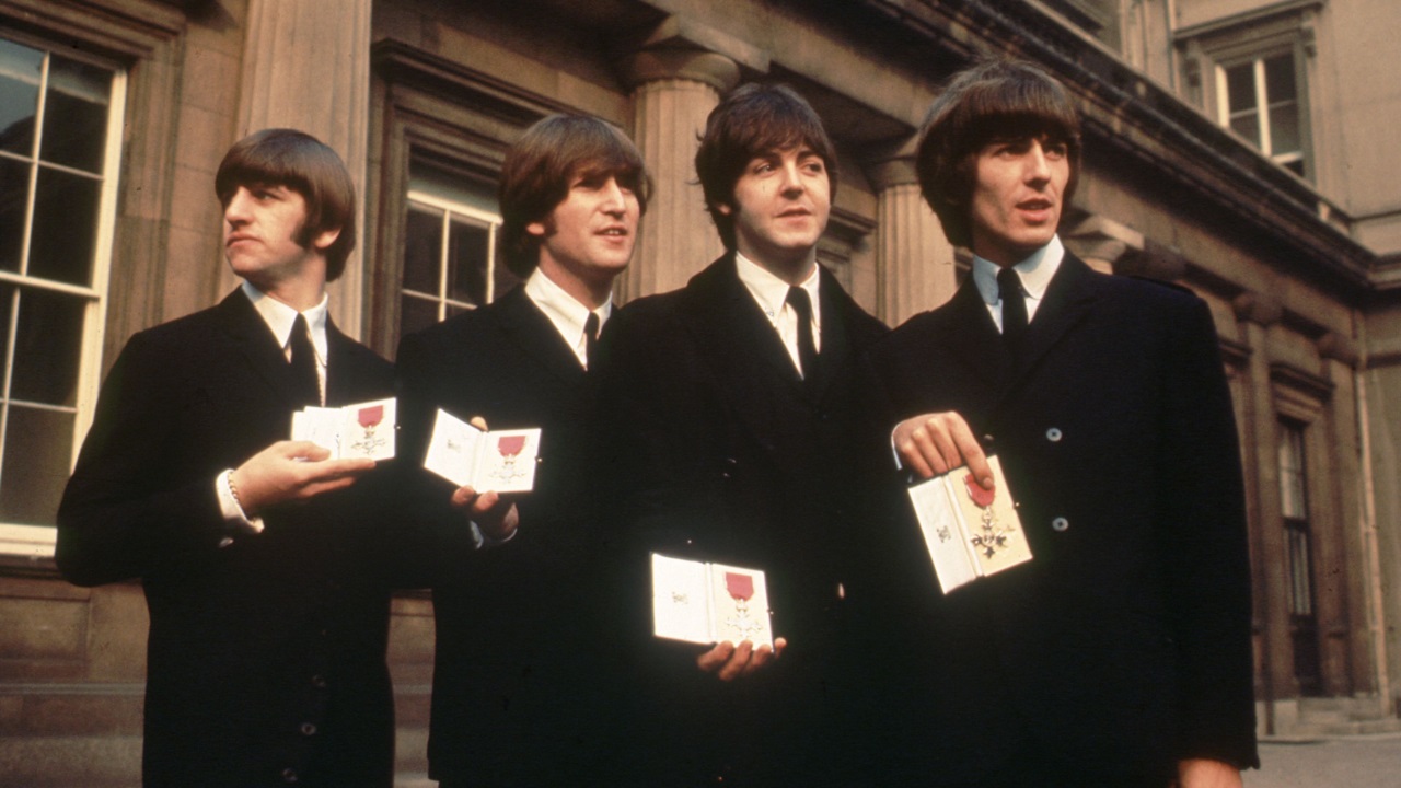 O dia em que John Lennon esnobou a monarquia e devolveu título real