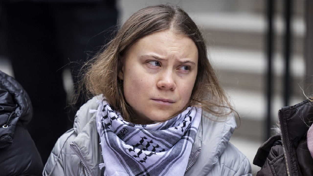 Greta Thunberg pinta Canal de Veneza de verde e fica proibida de entrar na cidade