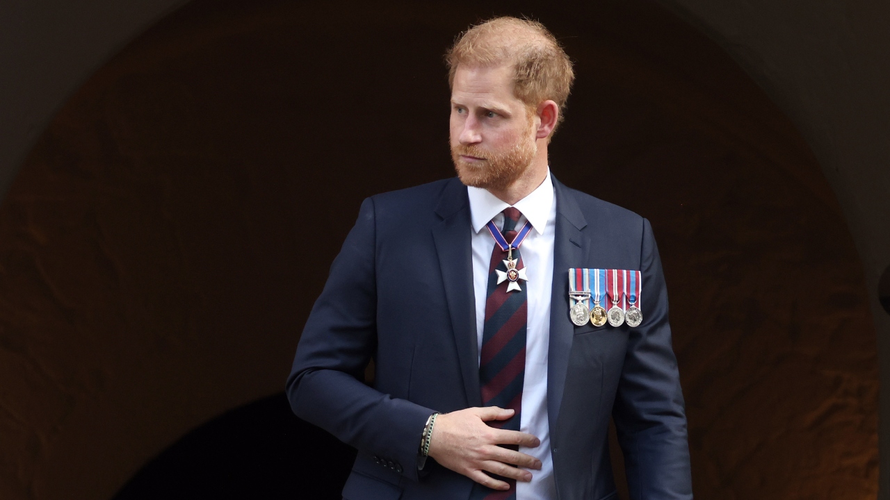 Príncipe Harry recebe irmãos de Diana em missa, ignorada pela família real