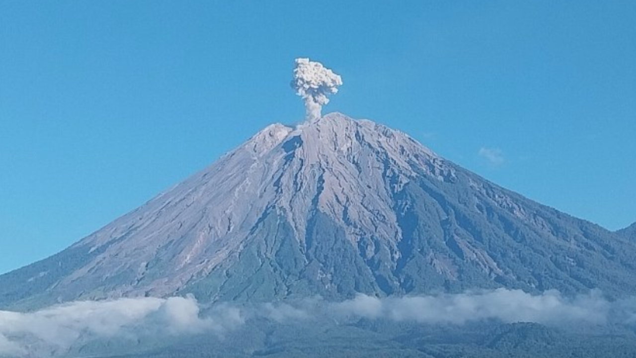 Vulcão entra em erupção na Indonésia e provoca alerta