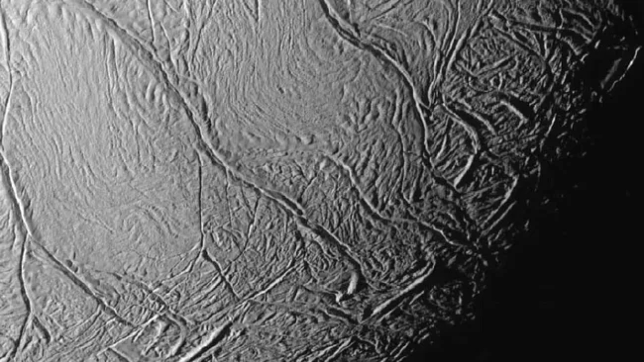 Falhas geológicas em lua de Saturno podem desvendar ‘sinais alienígenas’