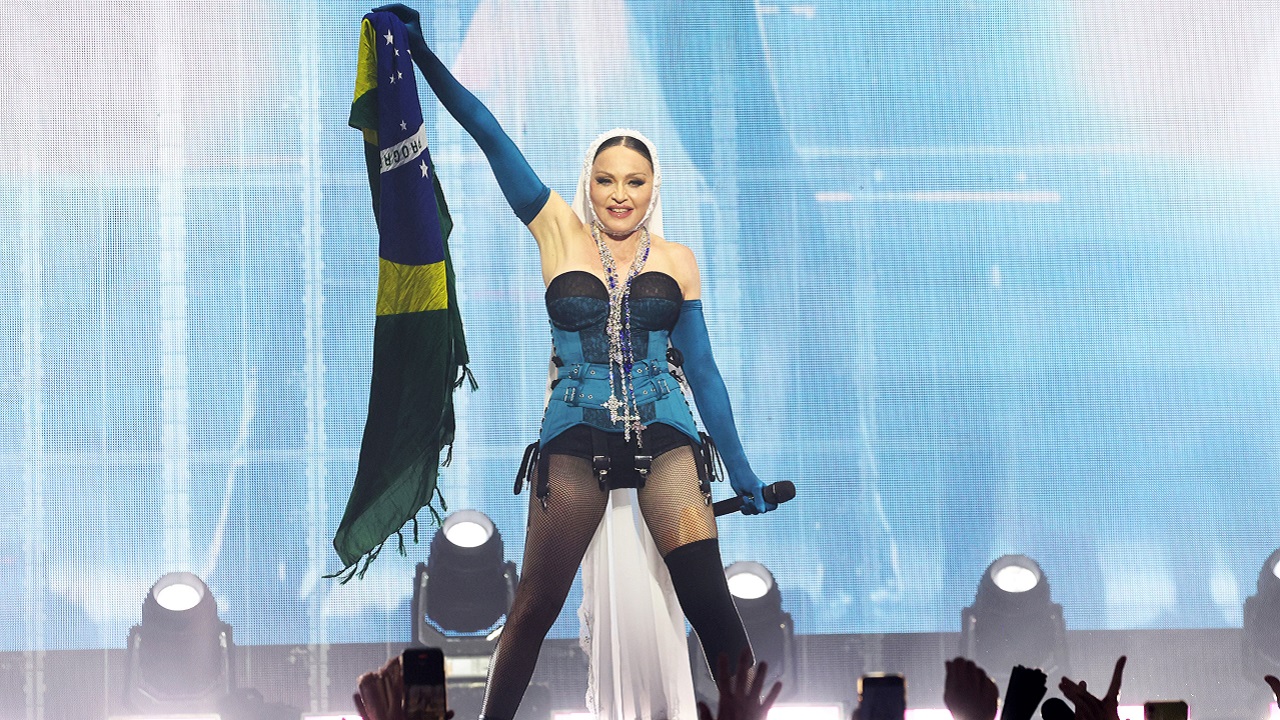 Após show de Madonna, areia de Copacabana é vendida como item raro na internet