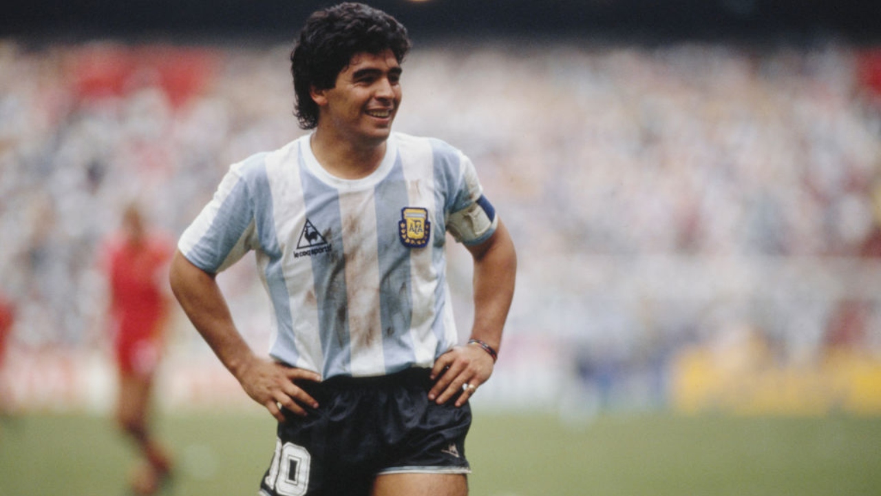 Bola de Ouro que Maradona ganhou em 1986 irá a leilão na França
