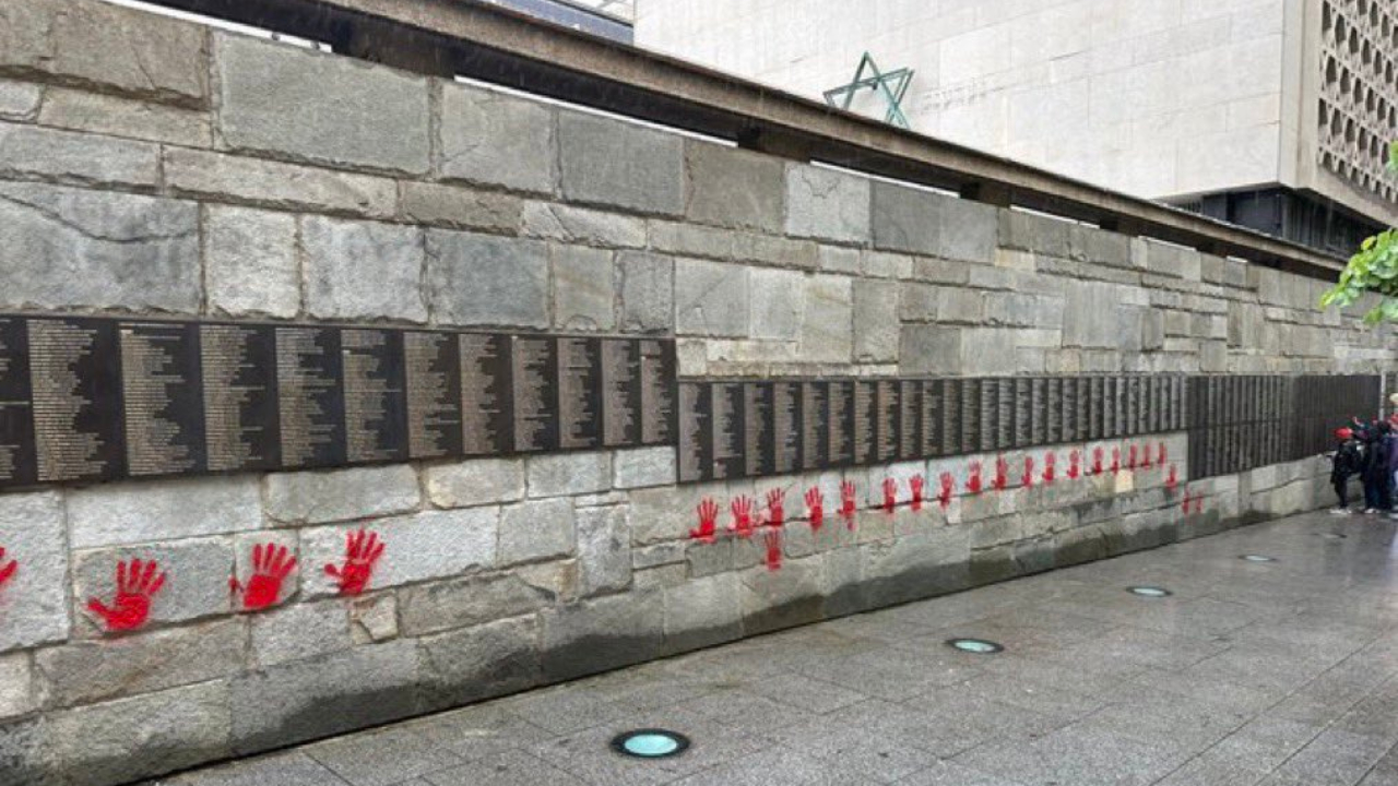 Paris acusa Moscou de responsabilidade por ataque ao memorial do Holocausto