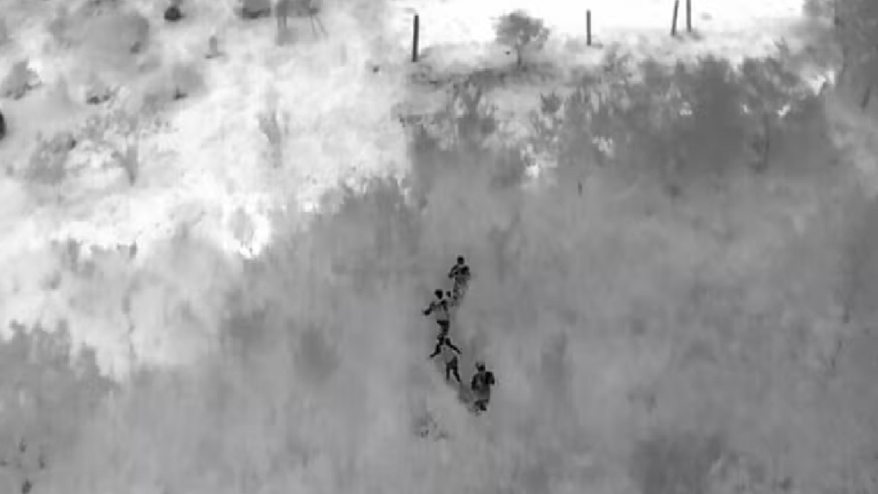 Com drones, bombeiros resgatam jovens perdidos na Serra do Lenheiro (MG)