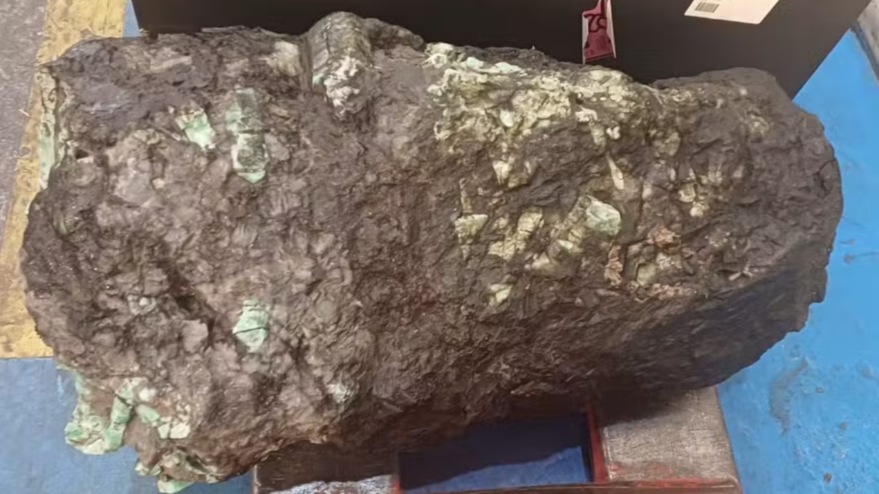 Pedra preciosa de 137 kg encontrada na Bahia pode ser arrematada por 115 milhões