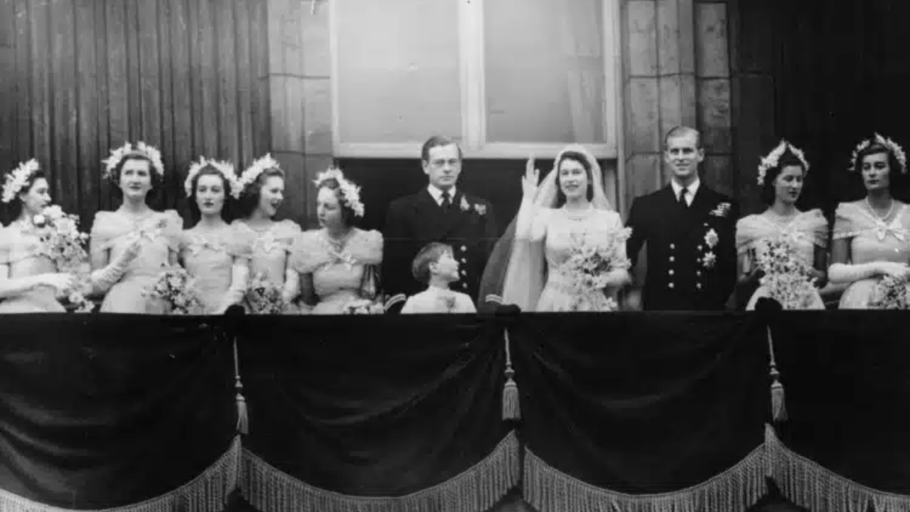 Vai a leilão vestido usado no Casamento da rainha Elizabeth por valor impressionante; e ele já tem mais de 75 Anos