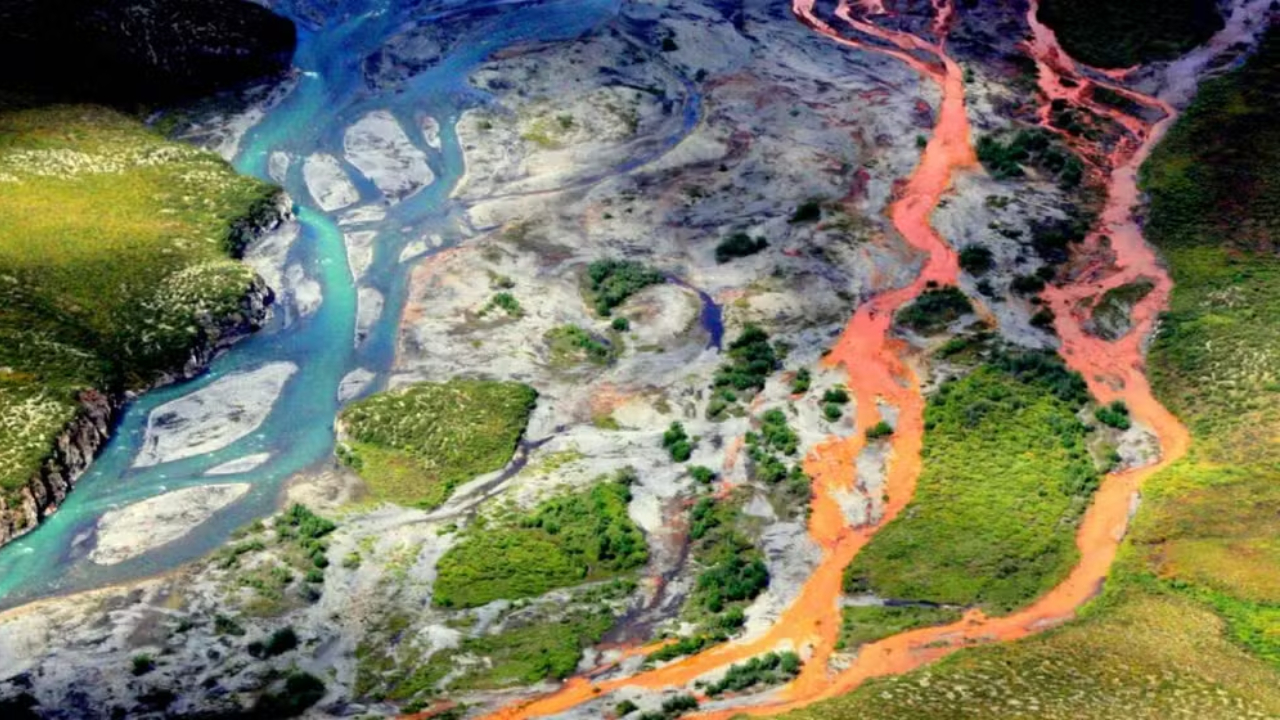 O que explica coloração alaranjada e acidez em rios do Alasca?