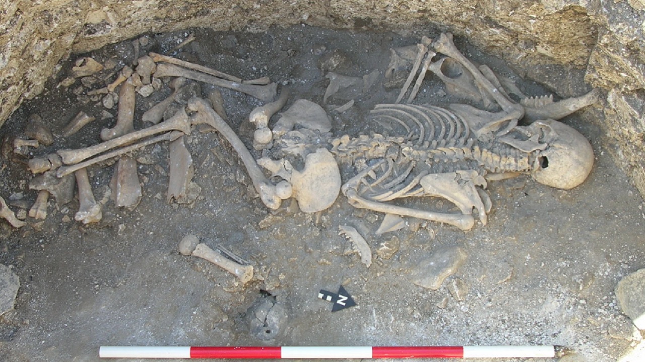 Evidências de sacrifício humano de 2 mil anos são encontradas em assentamento