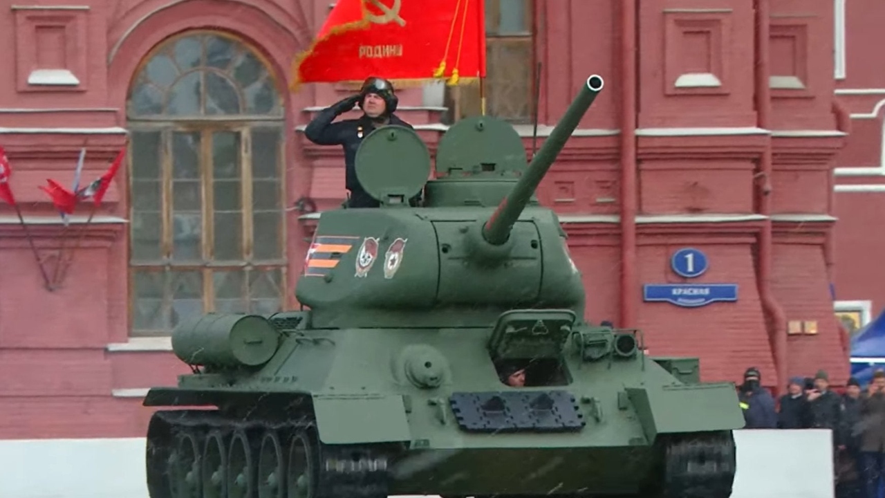 Desfile militar russo conta com tanque solitário da era soviética