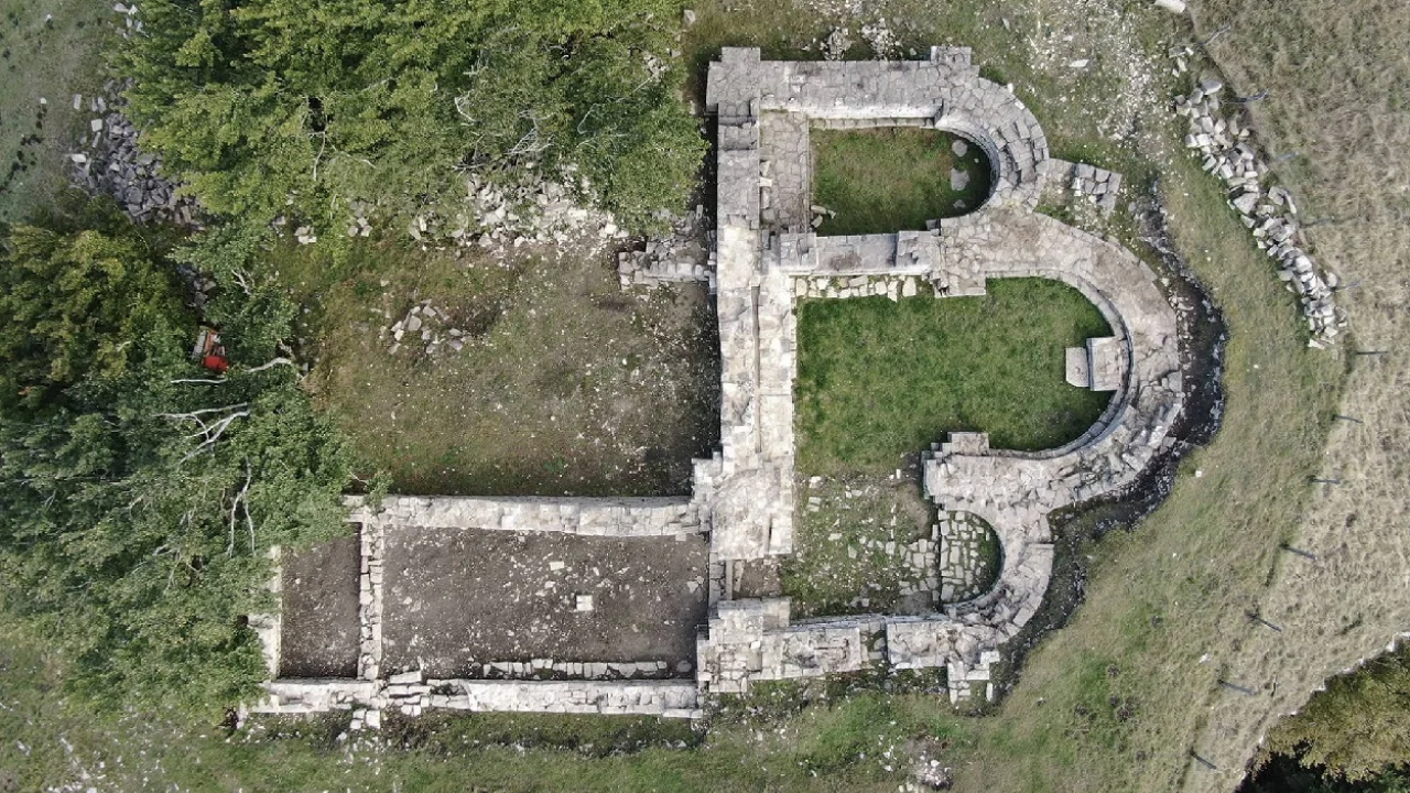 Altar votivo é descoberto em antigo mosteiro medieval na Espanha