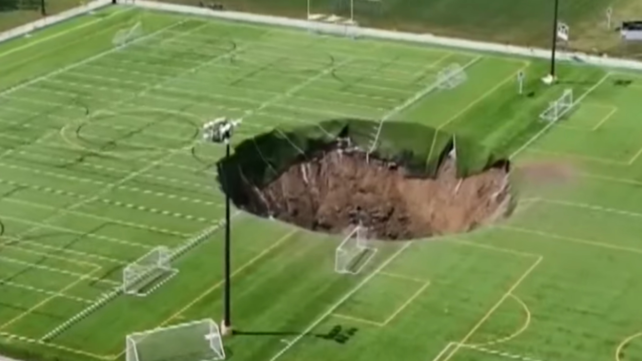 Buraco gigante surge entre campos de futebol em parque nos Estados Unidos