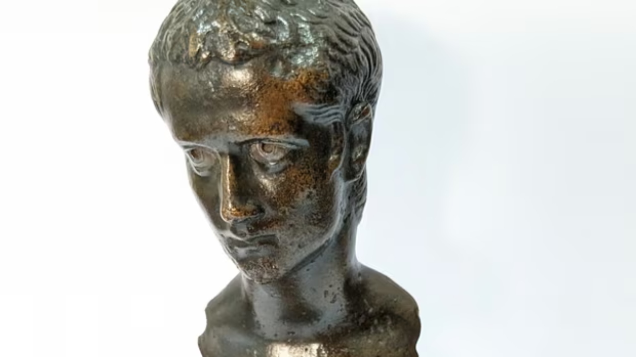 Após quase 200 anos desaparecido, busto de bronze do imperador Calígula é encontrado