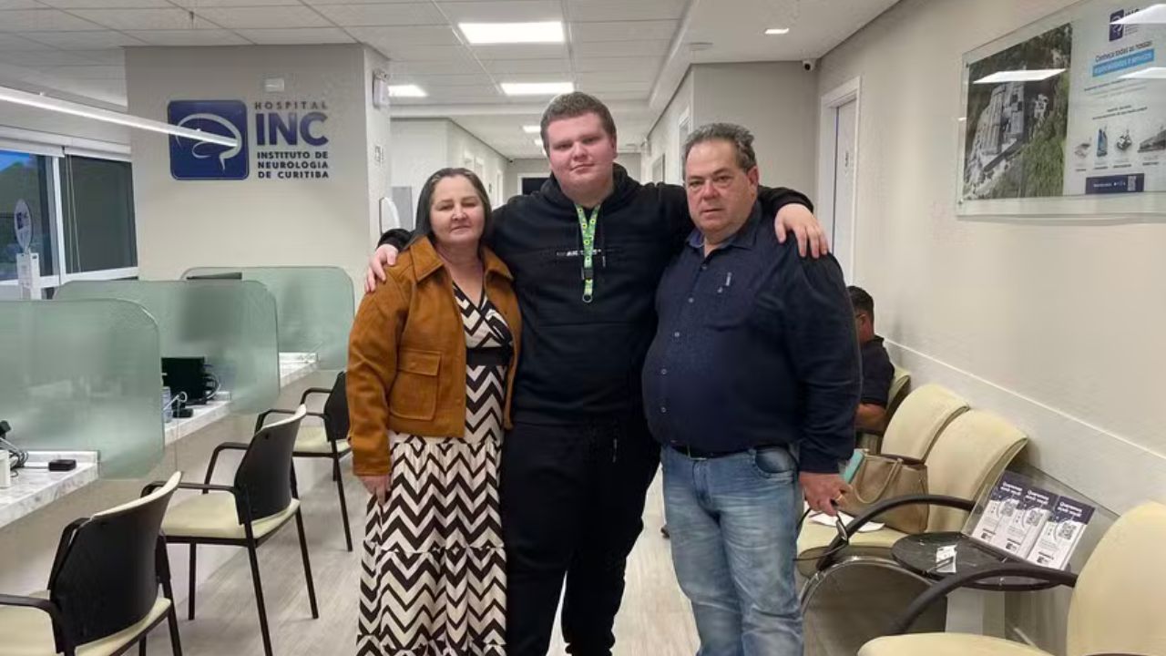 Jovem com Síndrome de Tourette recebe implante cerebral no Paraná