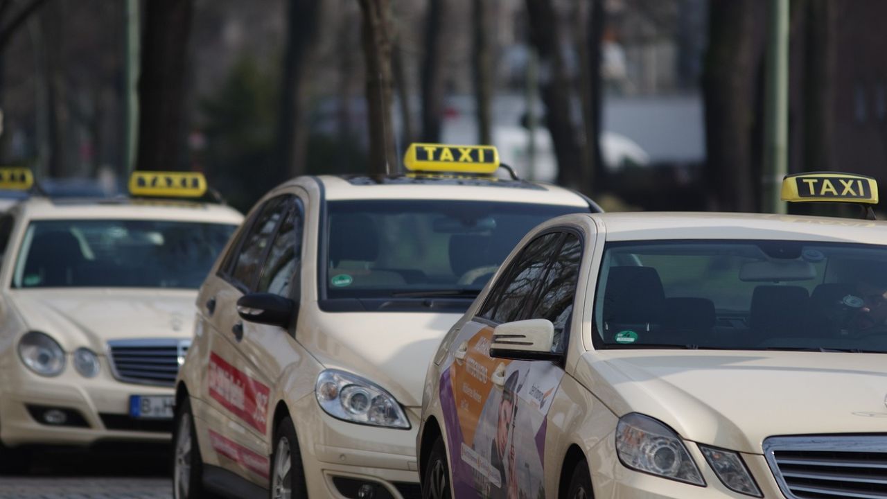 Taxistas sequestram motoristas de Uber em Hong Kong: ‘Concorrência desleal’