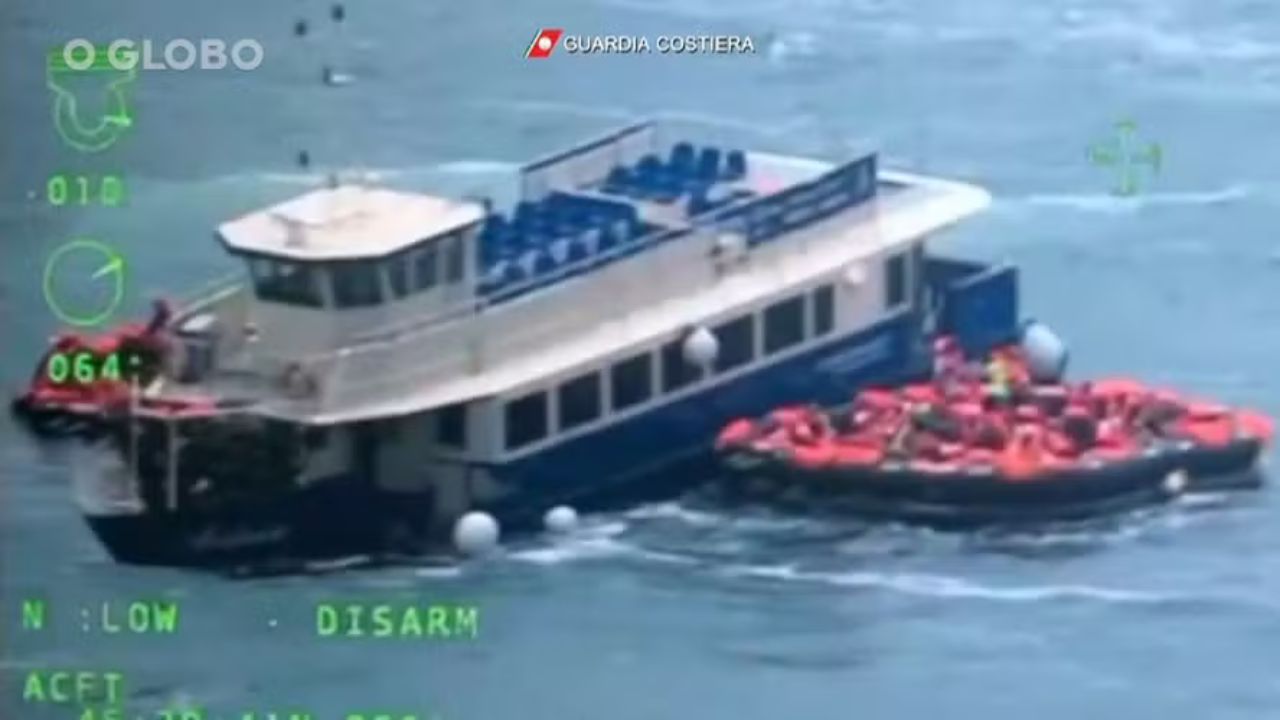 Dezenas de pessoas são resgatadas de embarcação prestes a afundar no Mar Mediterrâneo
