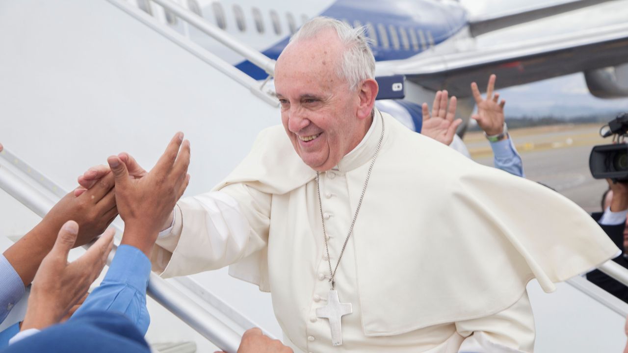 Papa diz que fazer piadas com Deus ‘não é blasfêmia’