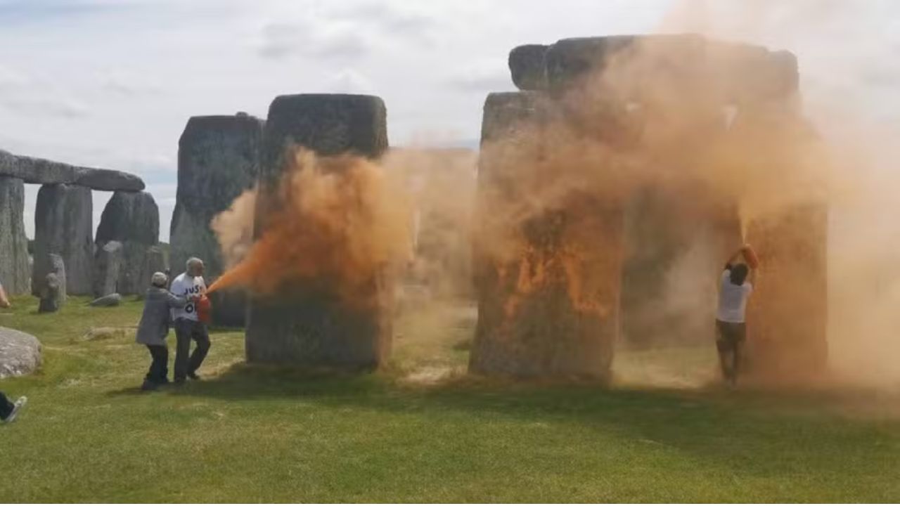Ativistas jogaram tinta em ao menos três monólitos de Stonehenge
