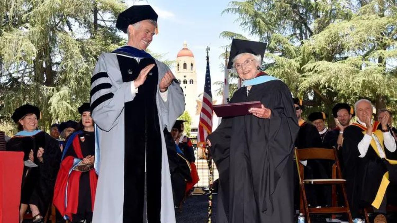 Idosa de 105 anos que teve os estudos interrompidos pela 2ª Guerra conclui mestrado
