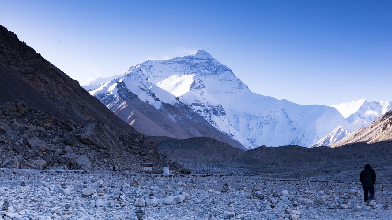Com derretimento de gelo, montanhistas partem em busca de corpos de vítimas no Everest