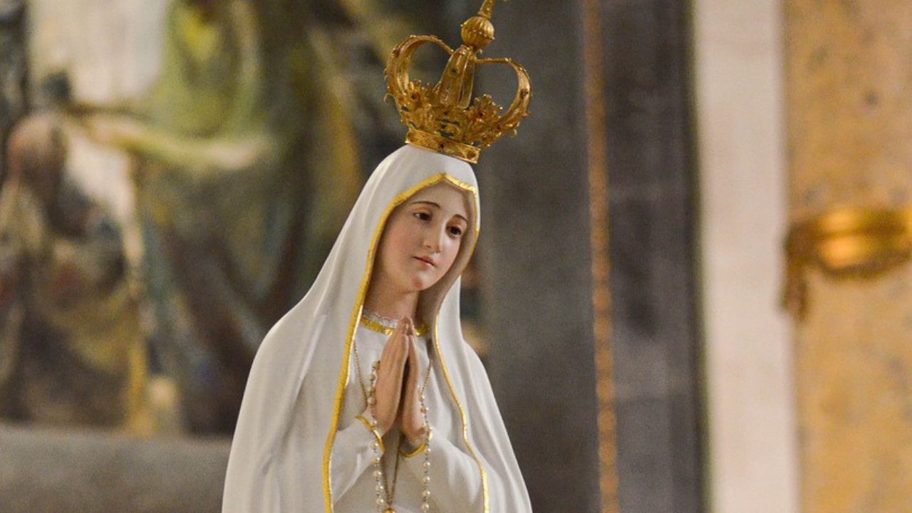Vaticano quebra silêncio sobre escultura que ‘chora sangue e multiplica pizza’
