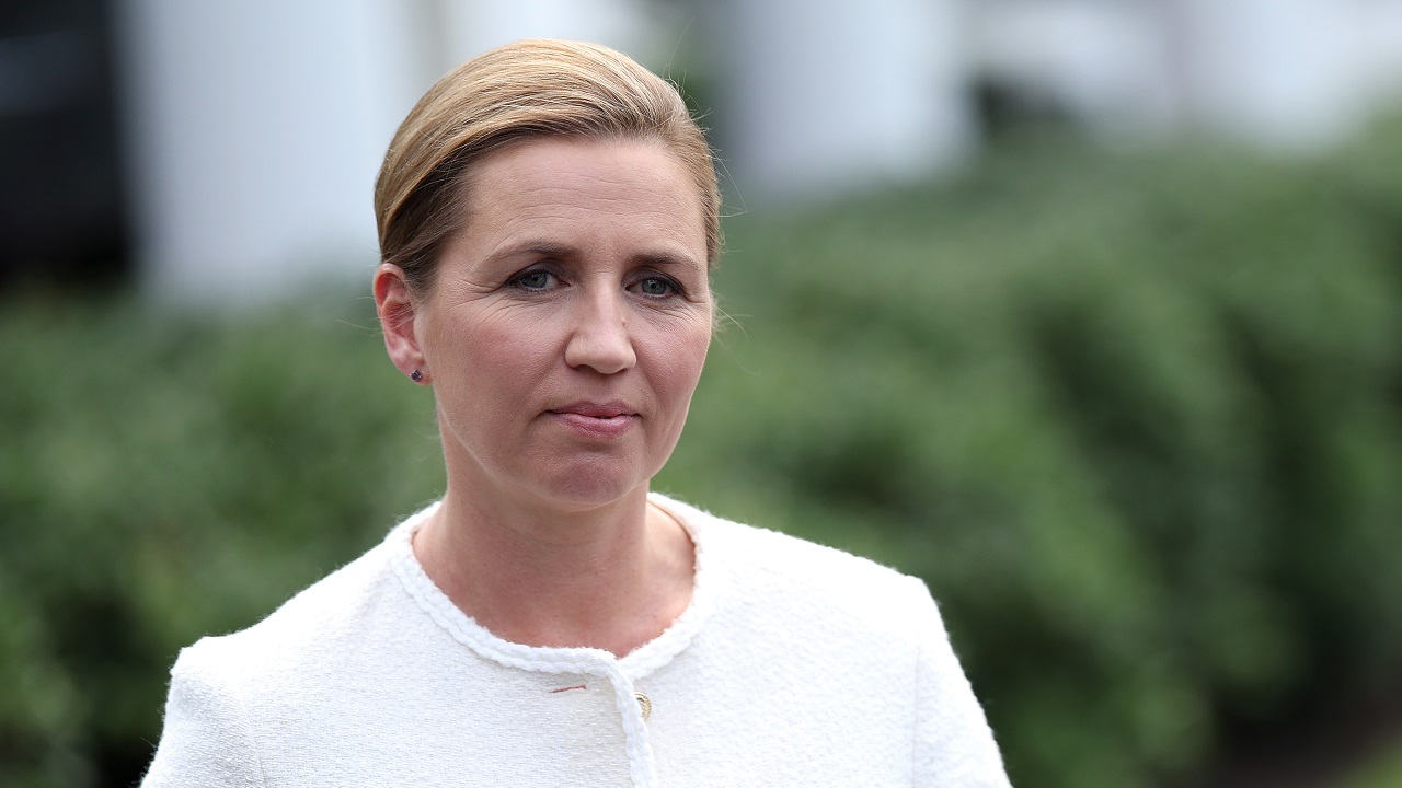 Primeira-ministra da Dinamarca é agredida em praça de Copenhague