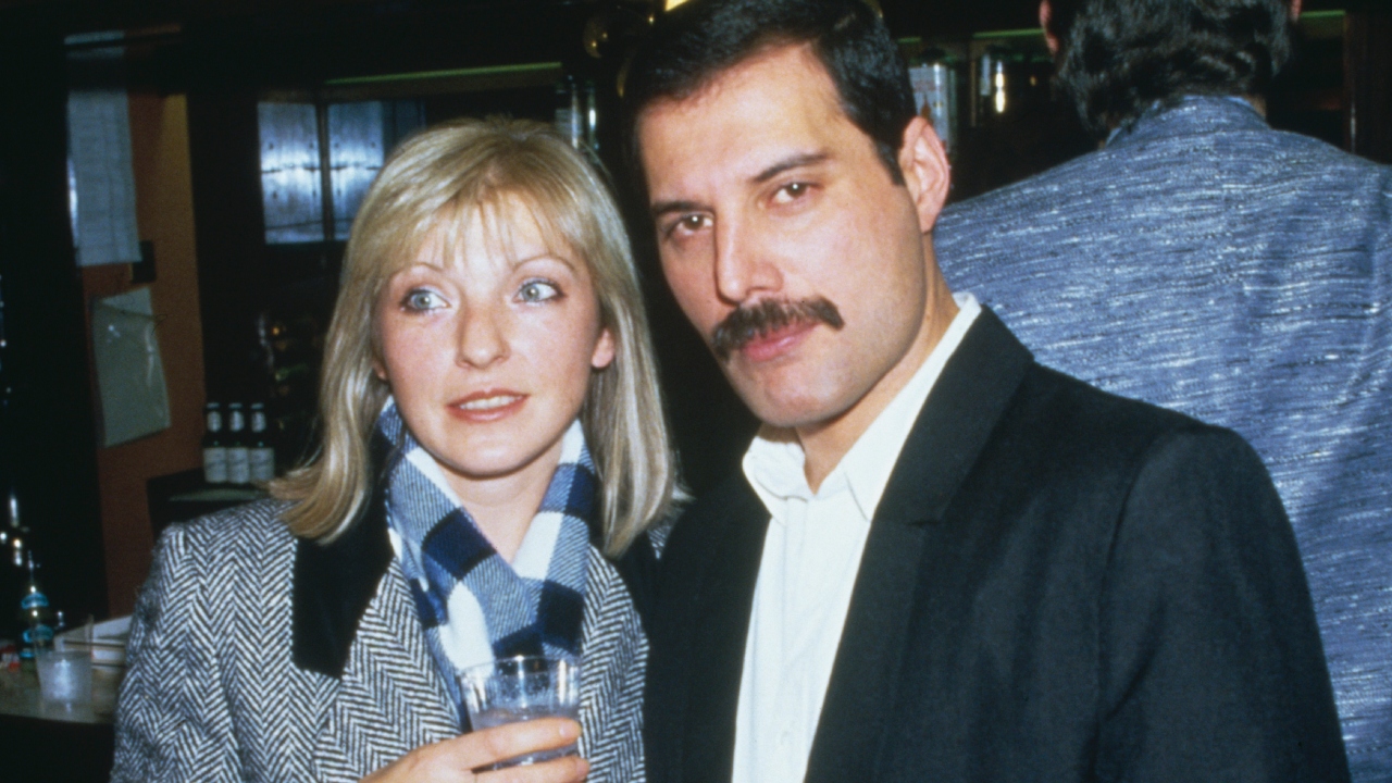Mary Austin: Ex-namorada de Freddie Mercury pode receber milhões após acordo