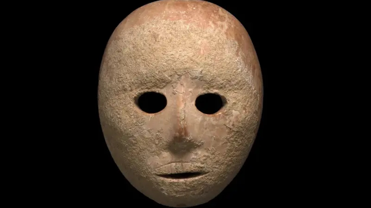 Máscara de 9 mil anos do período Neolítico é revelada por museu
