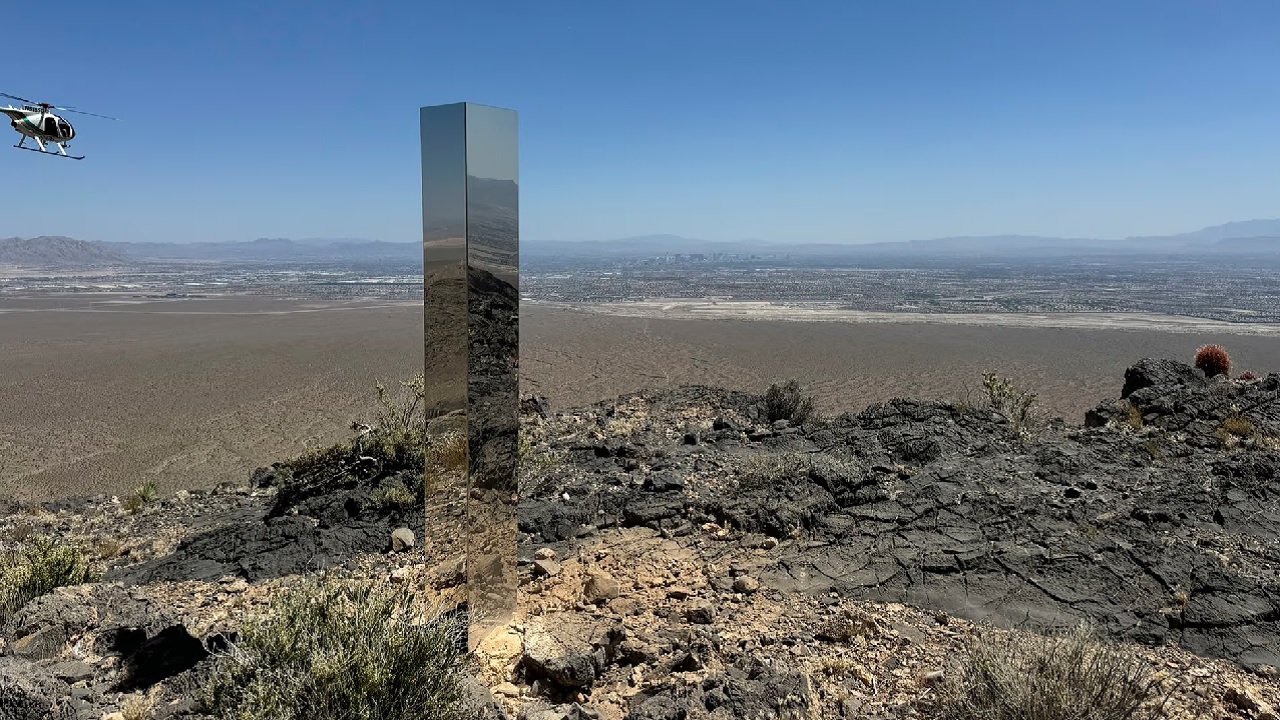 Monólito misterioso no deserto de Nevada é removido