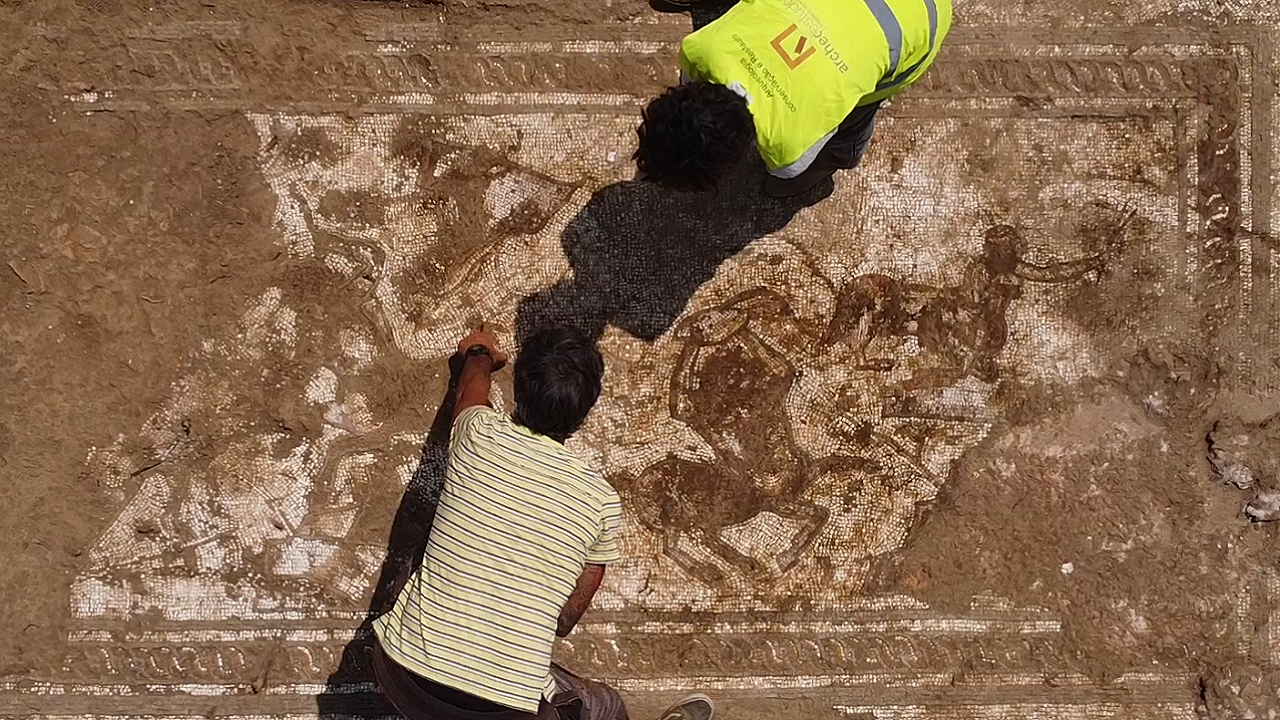 Documentário mostra descoberta de mosaico romano com luta de centauros