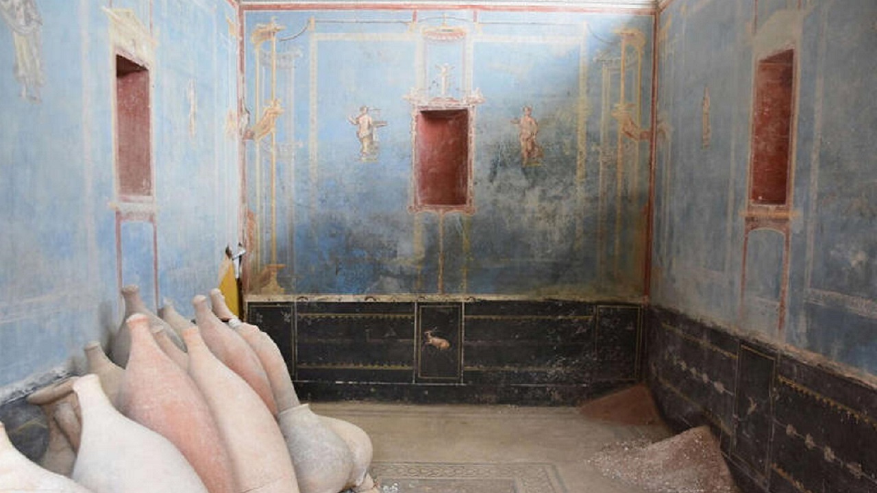 Pequeno santuário com paredes azuis é encontrado em Pompeia