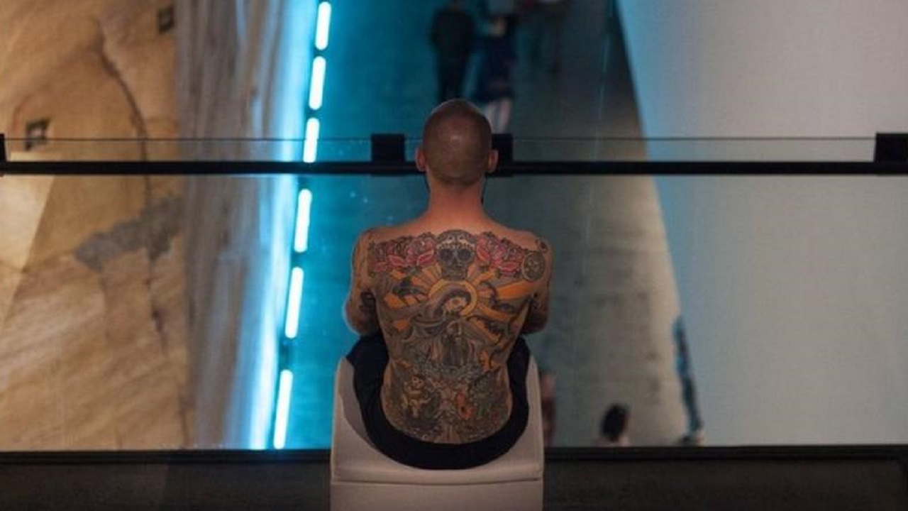Tim Steiner: 5 curiosidades sobre o homem que vendeu as costas para a arte
