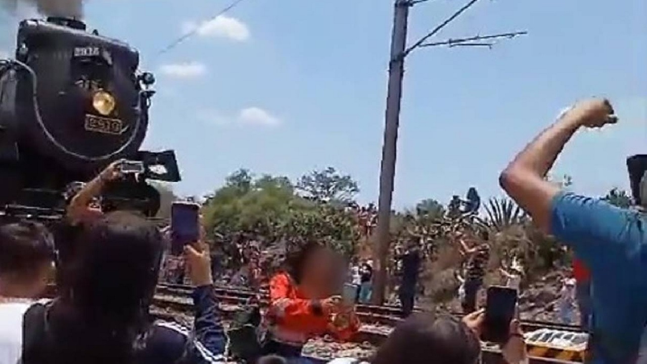 Enquanto tirava foto, mulher é atingida por maria fumaça e morre no México