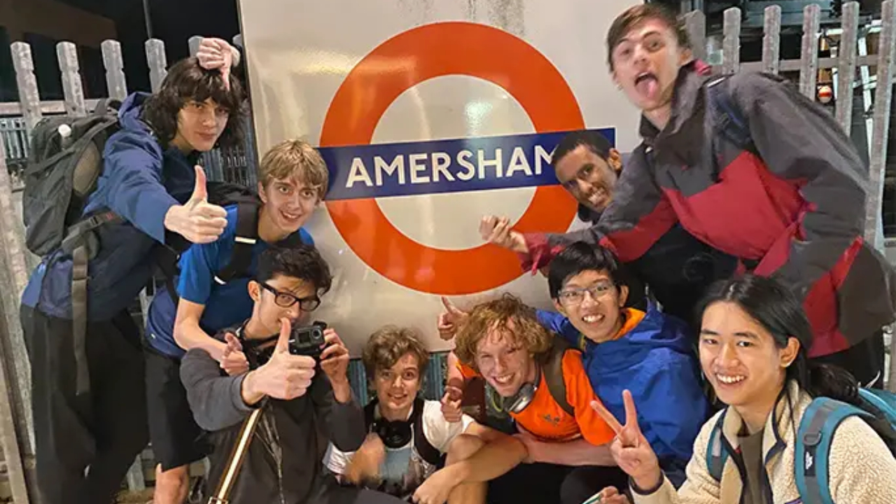 Grupo de adolescentes visita 272 estações do metrô de Londres e bate recorde