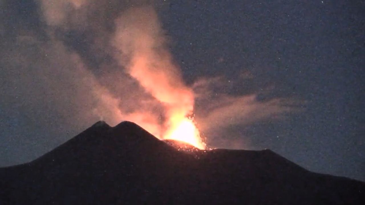 Nova erupção do Etna interrompe voos no aeroporto de Catânia, na Itália