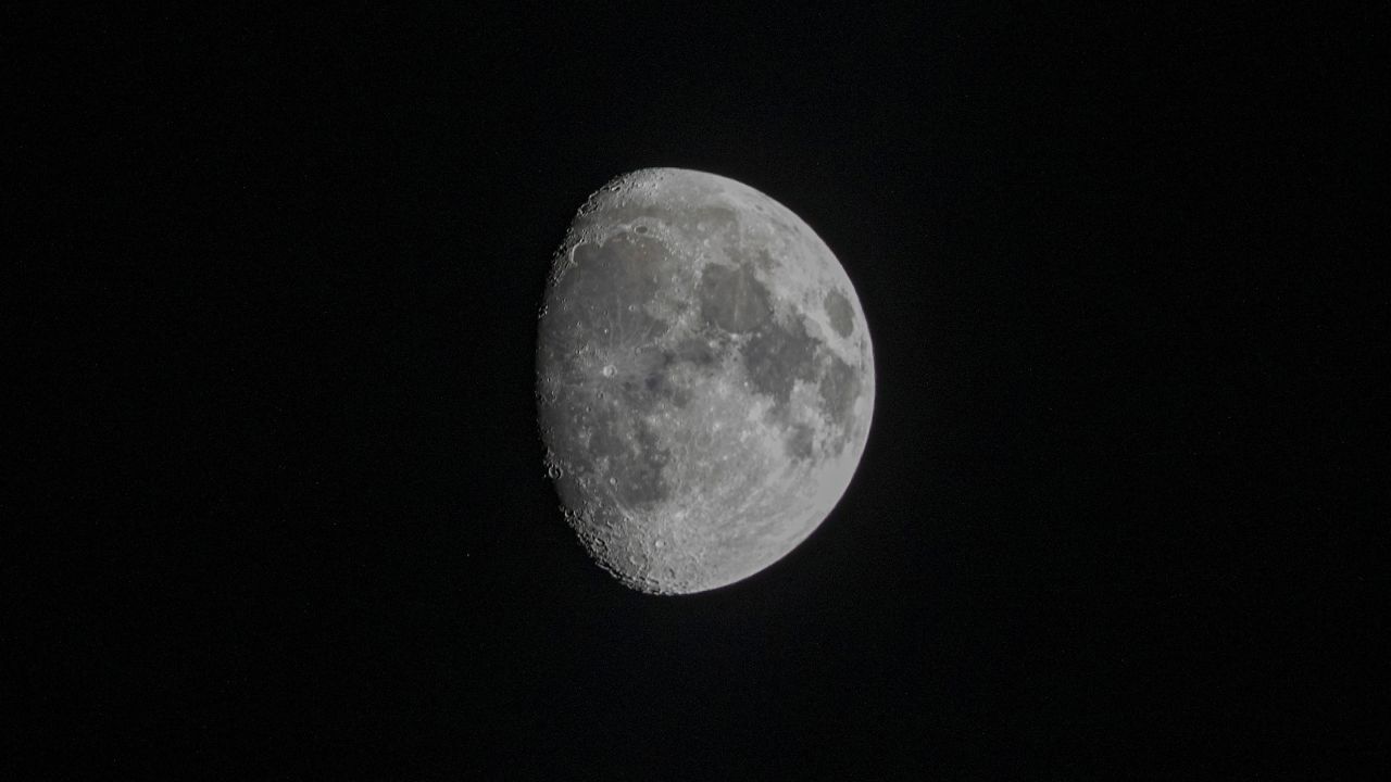 Sonda chinesa encontra vestígios de água em amostras lunares