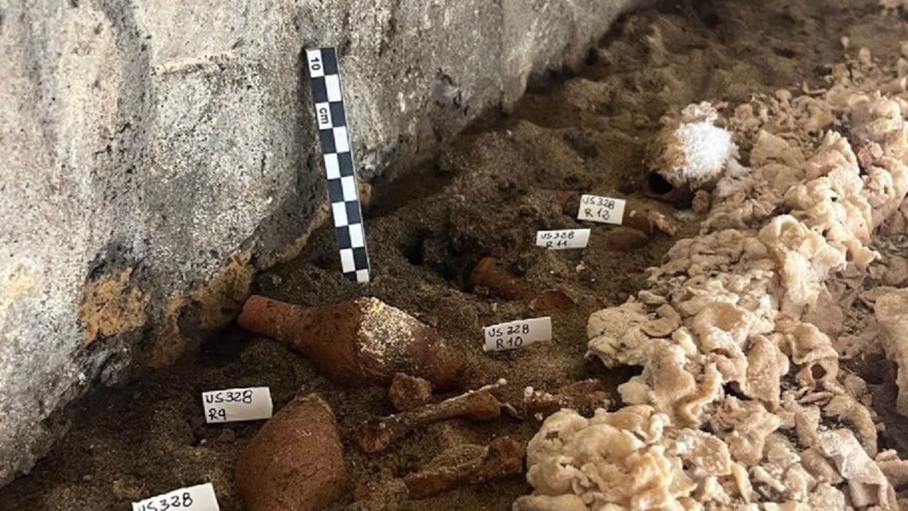 Itália: Arqueólogos encontram esqueleto de 2.200 anos na ‘Tumba de Cérbero’